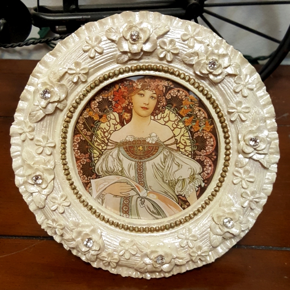 Vintage Round Picture Frame with Flowers and Rhinestones